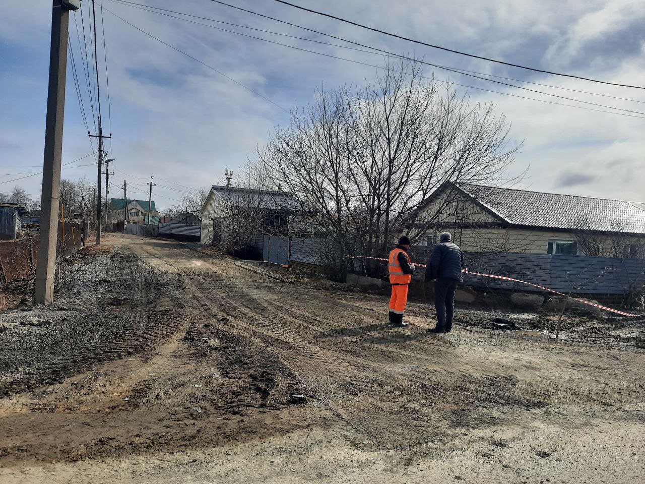 Восстановление грунтовок в Дальнем на улицах Московская и Парниковая в последний день апреля Напомним, что мэр города Сергей Надсадин дал указание привести в порядок дороги до конца апреля. Даже "клялся", что они у него на особом контроле. Колитесь жители села, у кого еще дороги не отсыпали и не отгрейдировали?