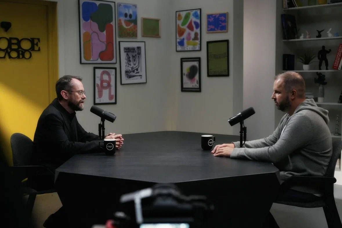 Литературное реалити шоу Новое слово вышло на RUTUBE и в VK Видео Напомню что в феврале этого года Новое слово стало лауреатом Четвертого Фестиваля контента стриминговых платформ Original в номинации Оригинальное шоу Новое слово это первое в мире литературное реалити шоу В нём 12 молодых авторов из разных городов России от уже публиковавшихся до новичков соревнуются за возможность издать свою книгу в издательстве ЭКСМО Наставником ведущим и автором идеи проекта стал писатель Константин Образцов его соведущая популярный книжный блогер Юлия Яковлева На протяжении всего шоу героев ждут мастер классы и встречи с известными экспертами среди них Клим Шипенко Андрей Золотарев на фото Максим Шишкин Александр Цыпкин Алексей Троцюк и другие известные профессионалы в сфере культуры и искусства В финале Константин Образцов и его коллеги по жюри генеральный директор Музея Москвы Анна Трапкова и писатель и сценарист Олег Рой определяют кто же получит возможность издать собственную книгу ИРИ поддерживает проект