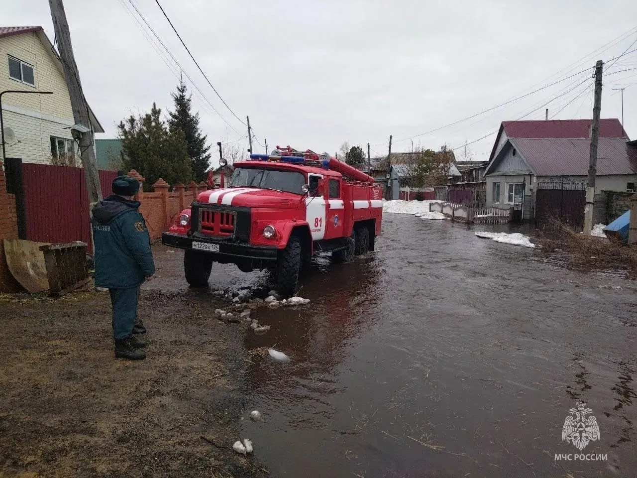 Талыми водами подтопило общежитие Назаровского аграрного техникума им Вепрева 103 студента эвакуированы сообщили в МЧС Также сейчас затоплены три дачных дома и восемь приусадебных участков в СНТ Черемушки 1 и еще один жилой дом три участка в Назарове В Енисейске по информации местной администрации уровень Енисея поднялся до 969 см действует режим Повышенной готовности Это Борус Люди Мы в MAX