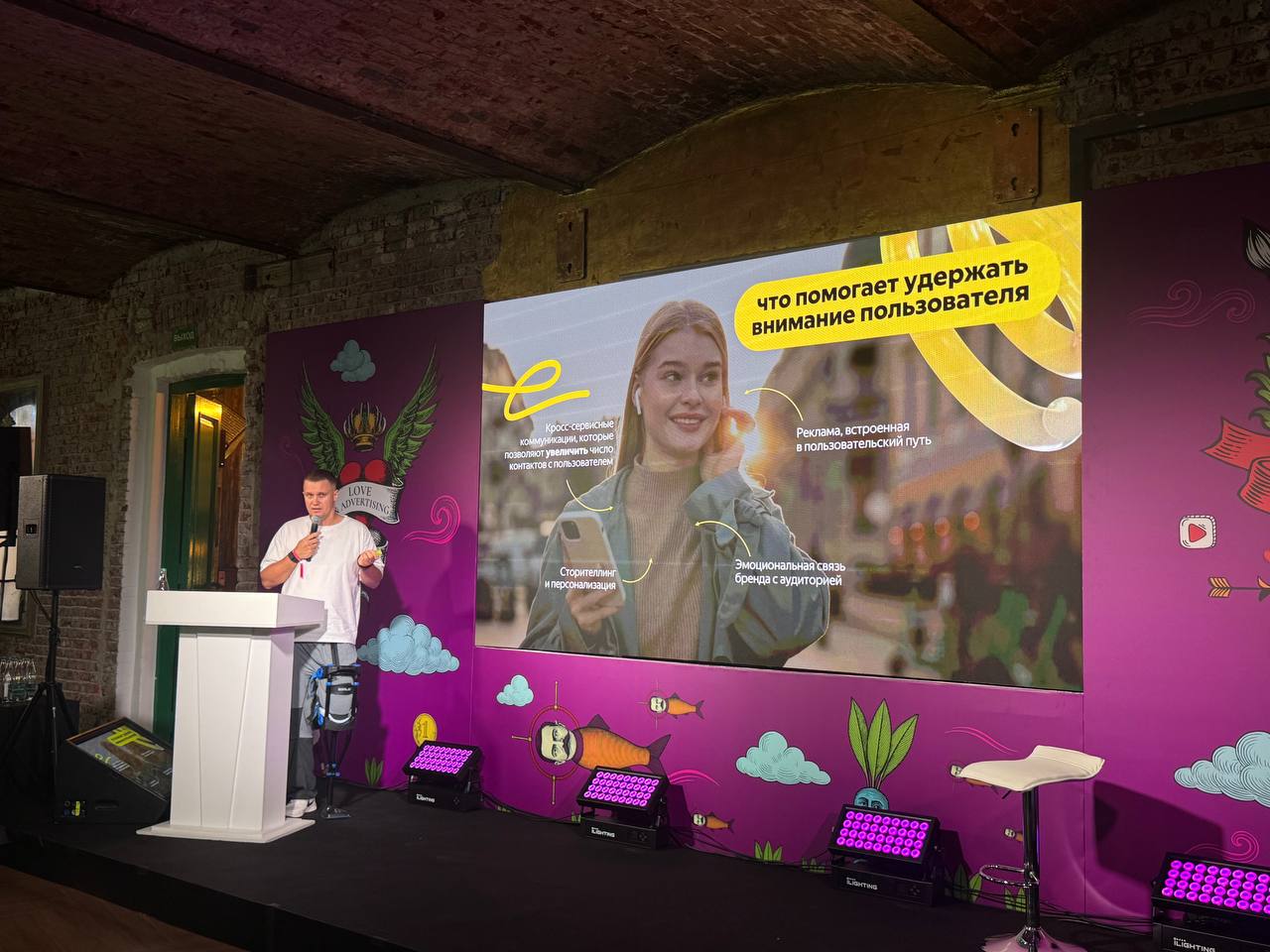 На Adindex City Михаил Гущин, коммерческий директор рекламной платформы городских сервисов Яндекса, поделился своим мнением о том, как брендам завладеть вниманием аудитории. От 6 до 10 тысяч рекламных сообщений в день — стандартная ситуация для рядового пользователя в 2025 году. Такое количество информации повышает уровень баннерной слепоты. Чтобы привлекать внимание брендам нужно поддерживать регулярные контакты, использовать сторитейлинг и интегрироваться в повседневность пользователя. И самое главное - коммуницировать с ним, когда он уже предрасположен к покупке. Лучше всего для этой задачи подходят E-Retail Media площадки. Реклама там не раздражает, потому что появляется в нужный момент — когда человек уже решает конкретную задачу: что поесть или какой товар купить.