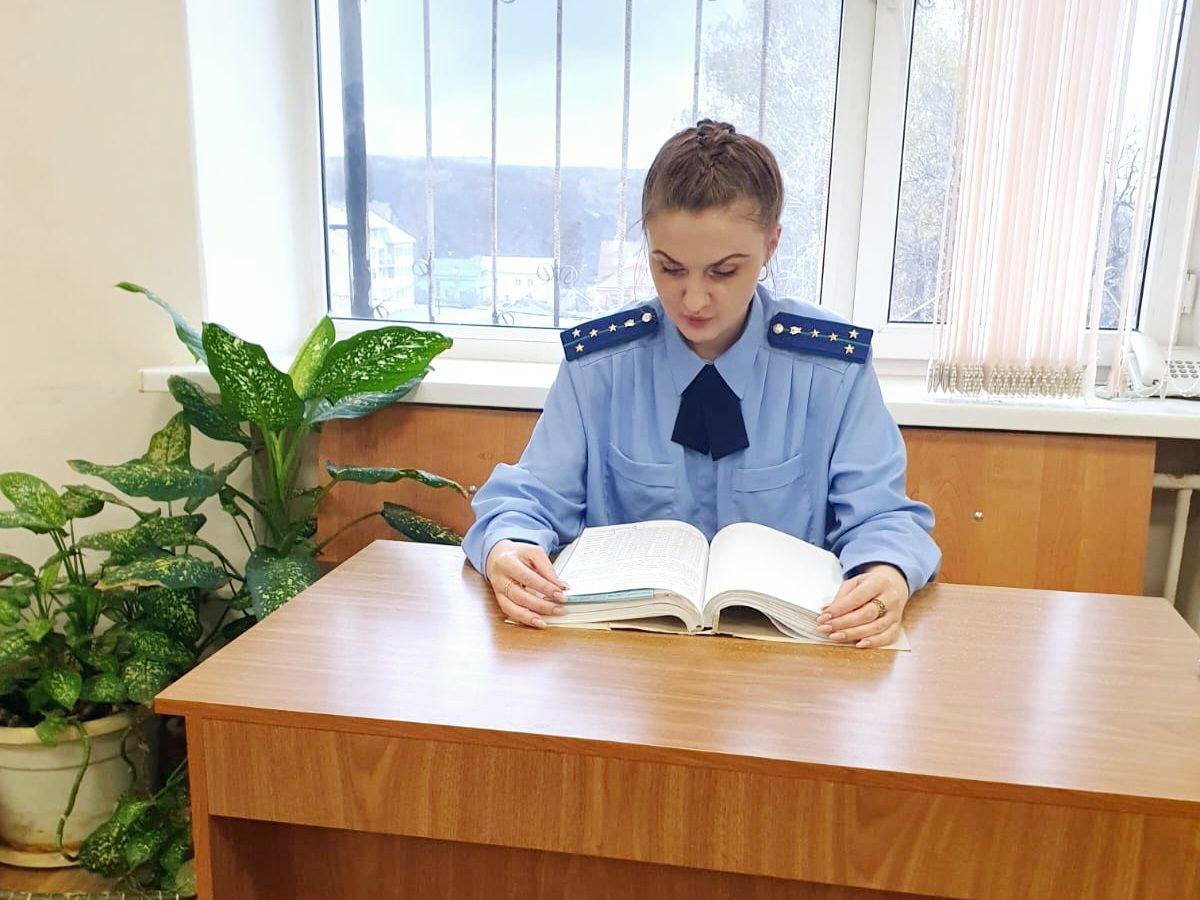 Вынесен приговор по уголовному делу о хищении свыше 106 млн рублей выделенных на переселение граждан из Херсонской области Прокуратура Ленинского района города Ставрополя поддержала государственное обвинение по уголовному делу в отношении бывшего заместителя начальника одного из отделов министерства жилищно коммунального хозяйства Ставропольского края Анастасии Савченко Она признана виновной по ч 4 ст 159 УК РФ мошенничество совершенное с использованием служебного положения организованной группой в крупном и особо крупном размерах и по ч 4 ст 174 1 УК РФ легализация отмывание денежных средств приобретенных в результате совершения преступлений совершенная с использованием служебного положения организованной группой в особо крупном размере В суде установлено что обвиняемая в период с ноября 2022 года по апрель 2024 года являясь работницей краевого министерства ЖКХ и имея доступ к государственной автоматизированной информационной системе Реформа ЖКХ осуществляла хищения бюджетных денежных средств выделенных публично правовой компанией Фонд развития территорий на переселение жителей города Херсона и Херсонской области прибывших на территорию Ставропольского края Госслужащая создавала в АИС Реформа ЖКХ учетные карточки заявителей для получения единовременных выплат на приобретение жилья и имущества в которых указывала заведомо ложные сведения о дате месте их рождения предыдущем месте жительства и регистрации граждан и членов их семей которые соответствовали бы территории города Херсона и Херсонской области В последующем Анастасия Савченко готовила пакеты документов и изготавливала проекты постановлений министра по которым осуществлялись социальные выплаты на банковские счета ее соучастников и иных лиц введенных ею в заблуждение относительно своих преступных намерений Незаконными действиями организованной группы публично правовой компании Фонд развития территорий причинен ущерб на сумму свыше 106 млн рублей С учетом позиции государственного обвинителя суд приговорил виновную к наказанию в виде лишения свободы сроком на 3 года с отбыванием в исправительной колонии общего режима с лишением права занимать должности государственной гражданской службы на 1 год 6 месяцев Ранее по иску прокурора Ставропольского края чиновница уволена в связи с утратой доверия Сайт Тelegram ВК Обратиться в прокуратуру