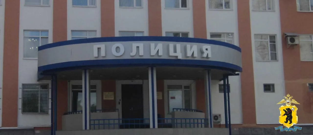 В Рыбинске установлен подозреваемый в краже мобильного телефона и денег с банковской карты В полицию города Рыбинска обратилась местная жительница 1970 г р и сообщила о том что при неизвестных обстоятельствах утратила смартфон стоимостью 20 тысяч рублей Позднее заявительница обнаружила пропажу денежных средств с банковской карты в сумме более 2 тысяч рублей В ходе оперативно розыскных мероприятий сотрудниками полиции установлен подозреваемый Им оказался местный житель 1986 г р который на улице Рапова нашел мобильный телефон в чехле которого находилась банковская карта   Сотрудниками полиции установлено что данной банковской картой подозреваемый оплачивал покупки в различных магазинах города приобретая продукты питания и алкоголь а при попытке продать найденный смартфон был задержан Подозреваемым даны признательные показания Следственным управлением МУ МВД России Рыбинское возбуждены уголовные дела по ч 2 3 ст 158 УК РФ Кража Мобильный телефон изъят Подписаться на нас в МАХ Подписаться на нас ВКонтакте Полиция ЯрославскаяОбласть Рыбинск УголовноеДело Кража
