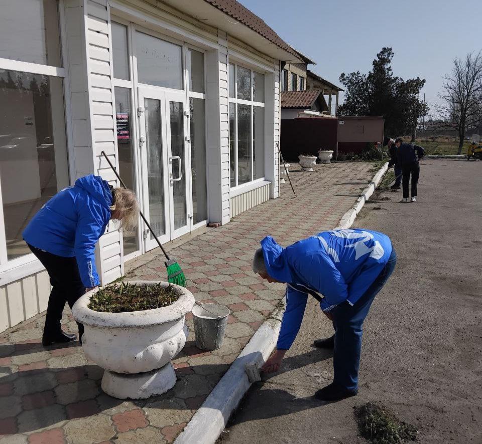 Субботник в Скадовске в честь освобождения Херсона  В честь 81-й годовщины освобождения Херсона от немецко-фашистских захватчиков МУП «Пассажирские автотранспортные перевозки Скадовского МО» организовало и провело субботник по уборке прилегающей территории.    Во время субботника были покрашены бордюры, убран мусор, а также облагорожена территория предприятия.    Активное участие сотрудников в таких инициативах отражает их заботу о родном городе и желание сделать его чище и уютнее.