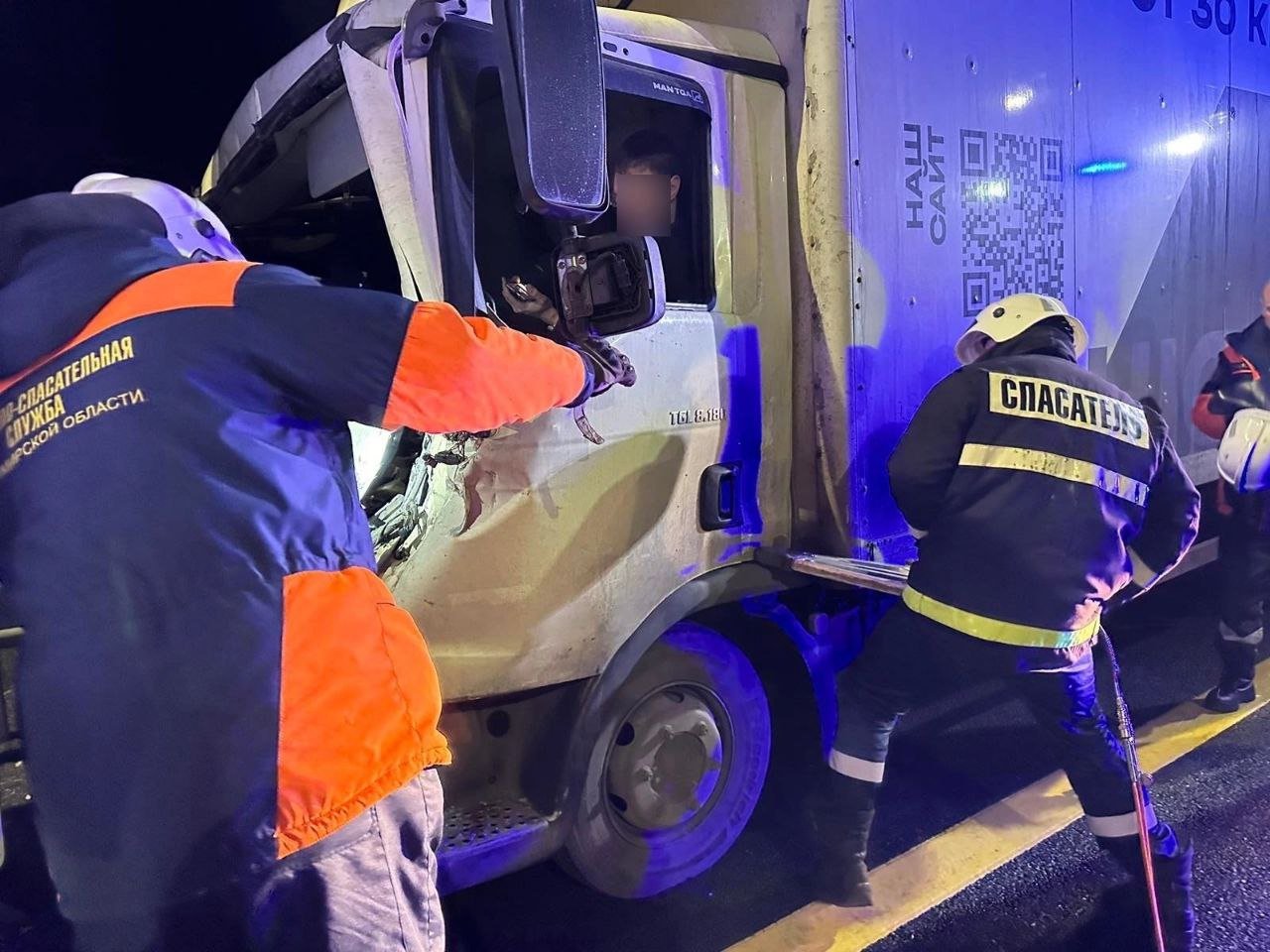 Ещё одного водителя большегрузного автомобиля MAN после ДТП  деблокировали спасатели на 201-м километре трассы М-12 в Судогодском районе, за Улыбышево и Высоково.