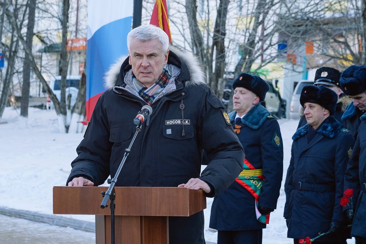 В Магадане состоялся торжественный митинг в рамках Международной военно-патриотической акции «Эстафета Победы»  Глава региона, секретарь Магаданского регионального отделения «Единой России» Сергей Носов, первый заместитель председателя Магаданской областной Думы Андрей Зыков, представители общественности, ветераны и воспитанники патриотических клубов Минутой молчания почтили память героев и возложили цветы к монументу «Узел Памяти».  «Эстафету подвига, мужества и нашей Победы несут воины-пограничники, наследники тех, кто первым принял на себя удар немецко-фашистских войск в 1941 году. Глубоко символичной является дата проведения эстафеты в Магаданской области. Не первый раз на нашу Родину накатываются полчища врагов и испытания. Не первый раз в истории нашей страны объединённая Европа пытается навязать свой порядок и волю. Отмечу, что памяти своих предков наши бойцы сегодня достойны. Как и 80 лет назад, Победа будет за нами»,- сказал Сергей Носов.