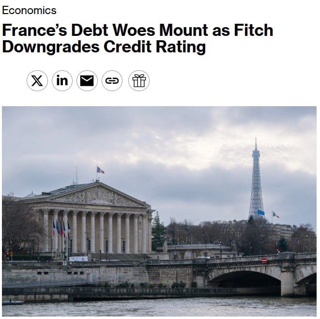 Агентство Fitch Ratings понизило кредитный рейтинг Франции с AA до A сообщает Bloomberg Отмечается что коллапс власти загнал страну в длительную борьбу за сдерживание растущего долгового бремени Политическая и финансовая неопределённость во Франции за последние 18 месяцев подорвала доверие инвесторов Среди основных арбитров суверенных заёмщиков рейтинг Франции предоставляемый Fitch теперь самый низкий говорится в материале Ранее премьер страны подал в отставку начались антиправительственные протесты Происходящее может привести к уходу Макрона с поста Подписаться на RT ТГ Зеркало MAX