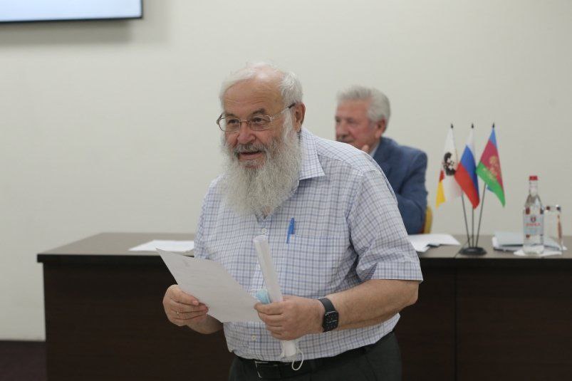 Атаман Громов: посвящение в кубанские казаки Жукова — посмешище Бывший глава Кубанского казачьего войска признался, что раньше с подобными просьбами к нему обращались политики. Владимир Громов прокомментировал корр. ИА KrasnodarMedia принятие вокалиста поп-группы "Руки вверх" Сергея Жукова в кубанские казаки на вокзале в Краснодаре. Ответ атамана читайте в нашем материале. KrasnodarMedia Прислать новость