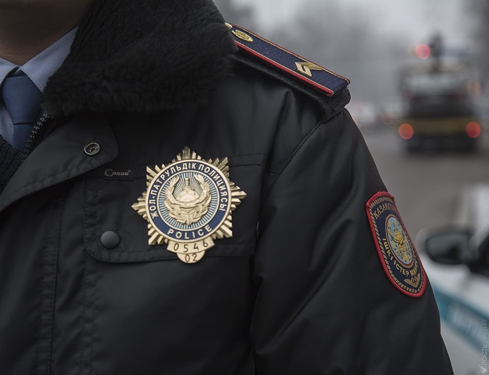 Заседании Объединенной коллегии МВД Казахстана и России В мероприятии в Усть-Каменогорске участвуют министр внутренних дел Казахстана Ержан Саденов, министр внутренних дел России Владимир Колокольцев, а также представители обеих стран, включая генерал-лейтенанта полиции Олега Коновалова и генерал-майора полиции Тлегена Маткенова. Основные темы обсуждения: - Противодействие киберпреступности: Особое внимание уделяется совместным мерам по борьбе с преступлениями, совершаемыми с использованием информационных технологий. Это включает координацию усилий по предотвращению кибератак, мошенничества в интернете и других форм цифровой преступности. - Стратегическое планирование на 2026 год: В ходе заседания определяются приоритетные направления сотрудничества на следующий год. Это включает обмен опытом, проведение совместных операций, обучение кадров и внедрение новых технологий в правоохранительную деятельность. - Укрепление двусторонних связей: Заседание направлено на дальнейшее развитие взаимодействия между МВД Казахстана и России, что включает обмен информацией, координацию в борьбе с транснациональной преступностью, а также укрепление доверия и оперативного взаимодействия между ведомствами. Предыдущее заседание Объединенной коллегии прошло в Москве 14 октября 2024 года, где также обсуждались вопросы совместной работы в сфере безопасности и противодействия преступности. #ЦентральнаяАзия #Казахстан #Россия