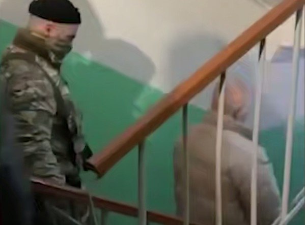 Серийного взломщика Госуслуг задержали в Челябинске Серийного кибермошенника задержали в Челябинске совместными усилиями управления по борьбе с противоправным использованием информационно коммуникационных технологий областного ГУ МВД и городской полиции 24 летний мужчина успел принять участие в 50 аферах Он признал свою вину и рассказал какими методами похищал чужие деньги Я задержан за взломы личных кабинетов Госуслуг также личных кабинетов банков третьих лиц Оформлял микрозаймы а также брал кредиты в банках Вину признаю прокомментировал свое задержание челябинец Через интернет он покупал сим карты и пользовался мобильными номерами чтобы перехватить контроль над чужими аккаунтами Сведения из них помогали получить займы а деньги быстро переправлялись на заранее подготовленные счета Эти действия определили как кражу совершенную с банковского счета и неправомерный доступ к компьютерной информации Подписаться на vecherchel   Голосовать за канал