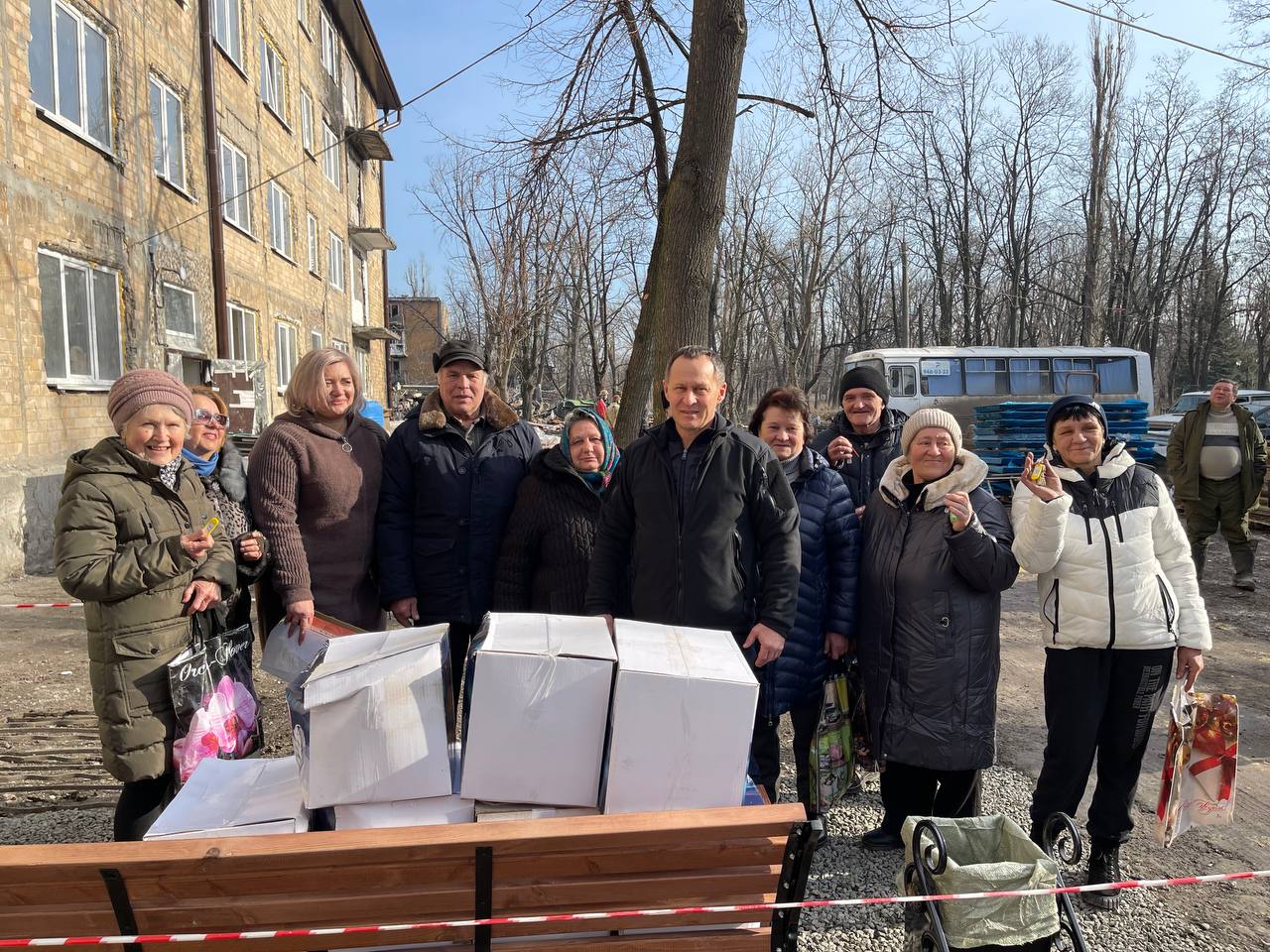 Жители Авдеевки получили ключи от новых квартир  Сегодня в Авдеевке семь семей получили ключи от отремонтированных квартир в доме на бульваре Шевченко, 6. Это стало возможным благодаря поддержке шеф-региона – Ямало-Ненецкого автономного округа.  Теперь 14 человек смогут начать новую жизнь в комфортных и современных условиях. Это событие стало ещё одним шагом в восстановлении жилищного фонда города. Работы по ремонту и реконструкции продолжаются, и в ближайшее время ожидаются новые вручения ключей.    Подписаться   Написать в бот