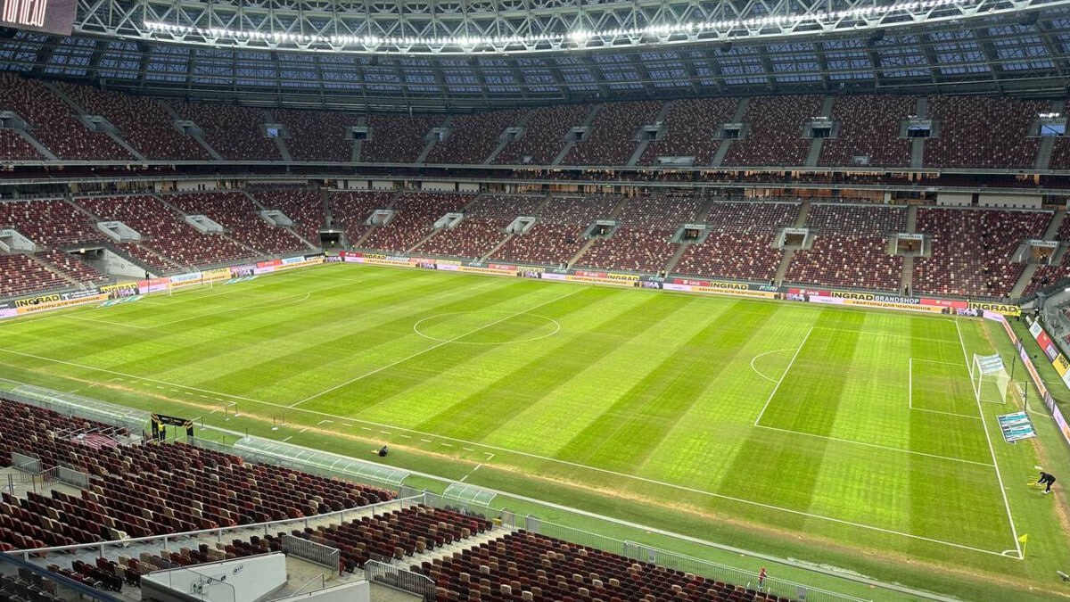 На BetBoom матч сборных России и Нигерии реализовано более 40 тысяч билетов Об этом Матч ТВ сообщили в департаменте мероприятий и маркетинговых коммуникаций РФС: «Более 40 тысяч реализовано на матч Россия – Нигерия. Гимн России исполнит Мария Зайцева, перед матчем состоится перформанс болельщиков в рамках номера открытия «Матушка‑земля». Также после финального свистка будет номер, артист пока держится в секрете» Прямую трансляцию BetBoom матча сборных России и Нигерии смотри в пятницу с 19:00 на Матч ТВ Никита Эльгудин / Матч ТВ
