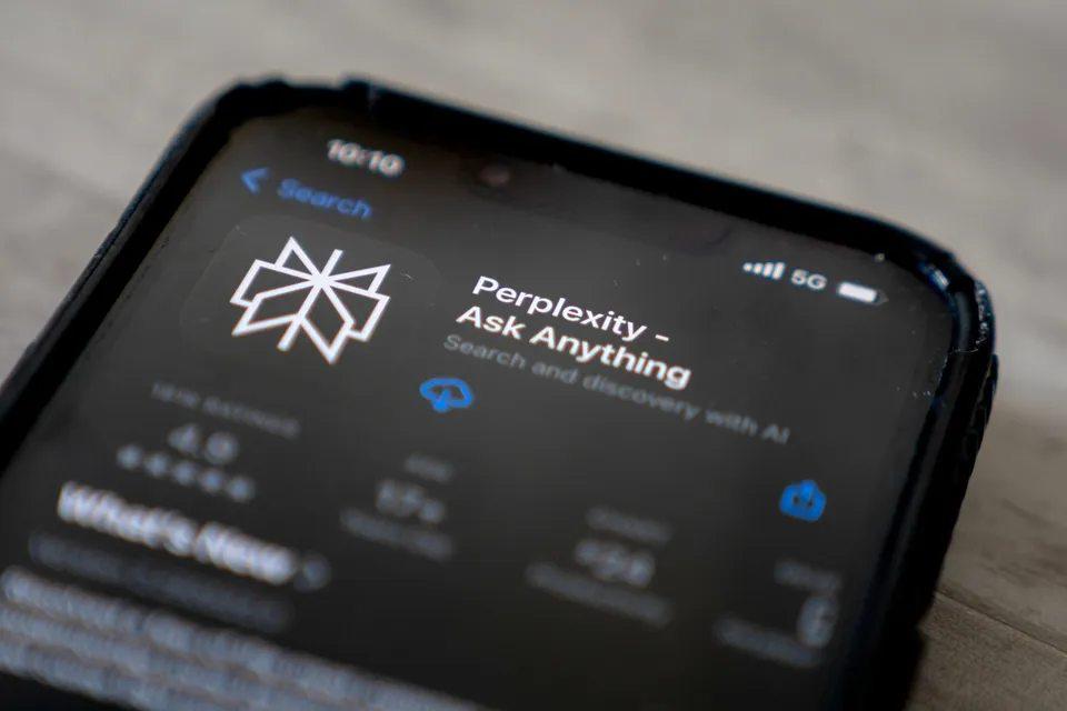 Apple планирует купить Perplexity Стартап, основанный белорусом Денисом Ярацем, недавно был оценен в $14 млрд и может помочь Apple развить амбиции в области поиска и взаимодействия с пользователями на базе искусственного интеллекта. Интерес Apple к Perplexity также связан с переоценкой отношений с Google, который приносит Apple около $20 млрд в год как поисковик по умолчанию на устройствах iPhone. Подробнее