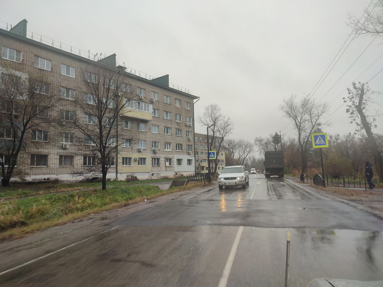 Вниманию водителей! На ул. Новикова  по обе стороны пешеходного перехода в районе Кузькиного моста  появились широкие «лежачие полицейские», а в районе «Амбара» «поднят» пешеходный переход. В ближайшее время планируется нанести здесь разметку, а также «поднять» «зебру» на ул. Октябрьской возле дома №18.  И ещё одна хорошая новость: в администрации города начаты работы по планированию обустройства светофорных объектов на лидирующем по числу материальных ДТП перекрёстке Калининская - Щербакова. Если не случится непредвиденных проволочек, светофоры возле бывшей городской бани появятся уже в этом году, сообщили «Б-А» в местном отделе ГИБДД.