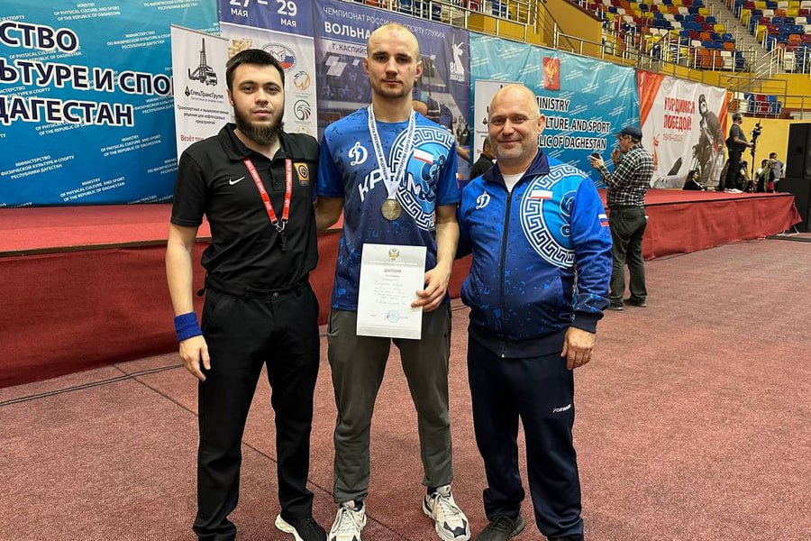 Симферополец стал призером Чемпионата России по вольной борьбе Владимир Глухов завоевал серебро в весовой категории до 74 кг. Всего в соревнованиях приняли участие более 90 спортсменов из 21 региона страны. Чемпионат России по вольной борьбе спорт глухих прошел 27-29 мая в Дагестане. Источник: Федерация спортивной борьбы РК #РеспубликаКрым
