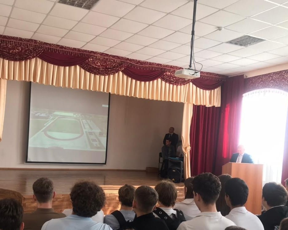 Профориентация На базе гимназии 1 г Новоалександровска прошла встреча представителей Института Федеральной службы безопасности Российской Федерации г Ставрополь с обучающимися 9 11 классов общеобразовательных учреждений Новоалександровского округа Преподаватели института рассказали старшеклассникам о Федеральной службе безопасности Российской Федерации о преимуществах обучения в данном вузе и жизни курсантов Ребятам показали обзорный ролик об институте ФСБ России рассказали о порядке поступления в учреждение раздали информационные буклеты Школьники смогли задать интересующие их вопросы узнали больше об этой важной профессии послушали истории из практики и остались под большим впечатлением от встречи