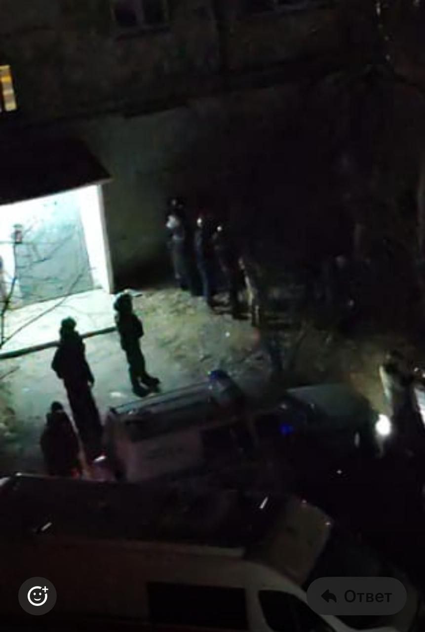 Для помощи в нейтрализации дебошира в Первоуральск из Екатеринбурга выехали полицейские областного главка Для оказания практической помощи территориальному ОВД из Екатеринбурга по указанию начальника Александра Ничкова направлена группа опытных оперуполномоченных во главе с заместителем начальника полиции Владимиром Молодцовым рассказал глава пресс службы свердловского главка МВД Валерий Горелых По данным Горелых 52 летний дебошир неоднократно привлекался к уголовной ответственности по статьям о причинении вреда здоровью грабеже и разбое Есть ли в действительности у взявшего в заложники женщину мужчины гранаты или иные взрывные устройства на данный момент неизвестно Фото Новости PVK Первоуральск Телеграм канал ve4ved Поддержать Подписаться Прислать новость 18