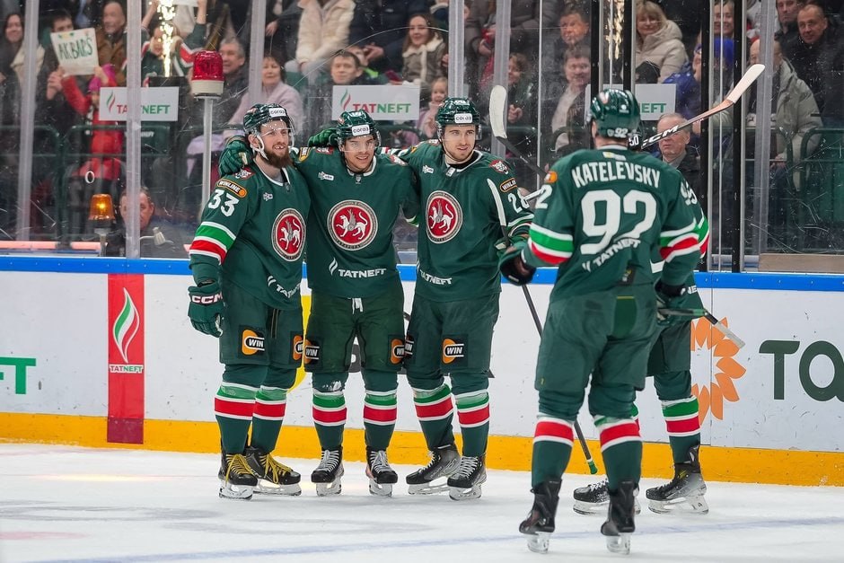 Казанский Ак Барс обыграл в Омске Авангард в матче КХЛ Команда Анвара Гатиятулина одержала волевую победу со счетом 5 2 отыгравшись по ходу игры с 1 2 В составе Ак Барса по разу отличились Дмитрий Яшкин Никита Дыняк Никита Лямкин Митчелл Миллер и Григорий Денисенко У Авангарда шайбы в активе Михаила Котляревского и Эндрю Потуральски