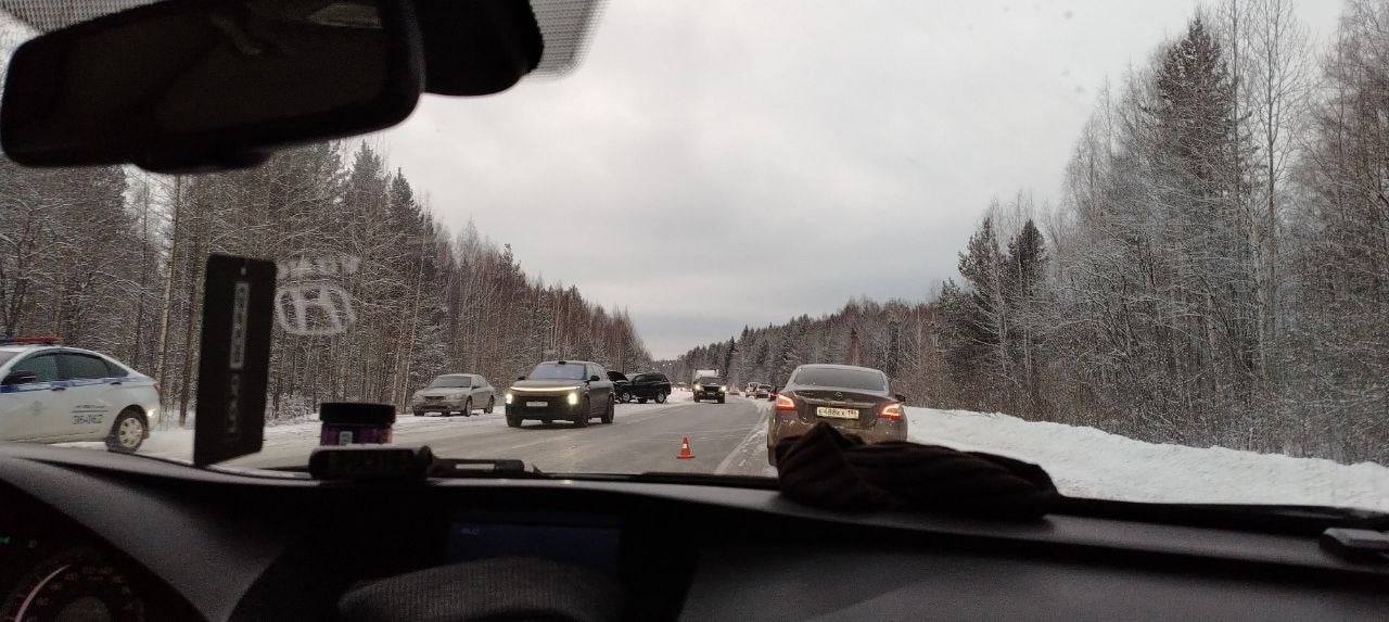 На Серовском тракте в ДТП пострадали шесть человек, среди них — трое детей   На Серовском тракте на 156-м километре две машины столкнулись лоб в лоб. По информации минздрава пострадали шесть человек.   Трое детей доставлены в травматологическое отделение ДГБ Нижнего Тагила с закрытыми черепно-мозговыми травмами. Один взрослый — в травматологическом отделении Демидовской больницы, у него диагностирован перелом плечевой кости.  Фото: «Екатеринбург №1»  Новости Екб тут