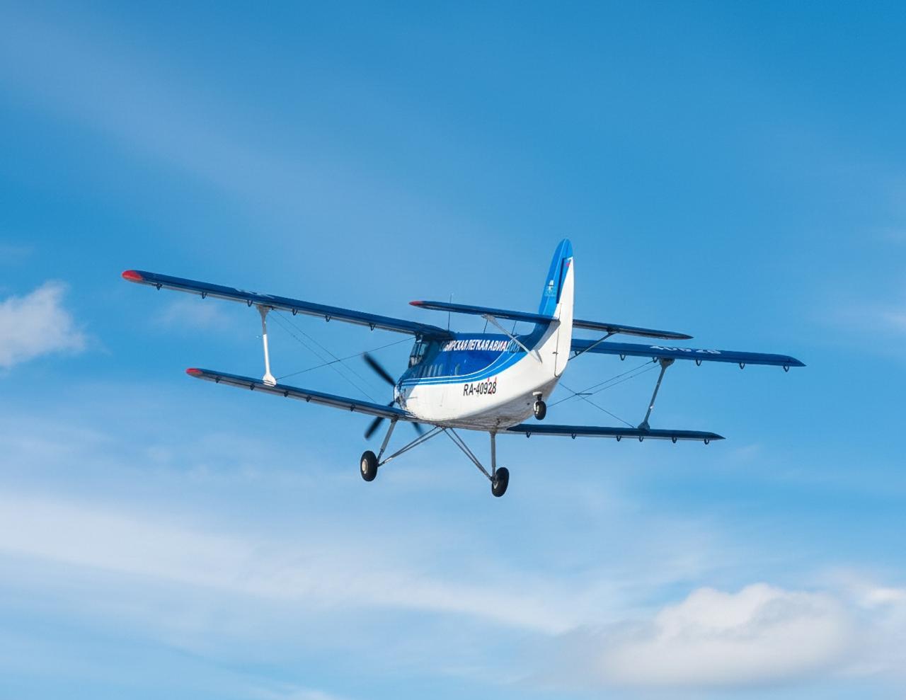 Зимние рейсы между Улан Удэ и островом Ольхон на Байкале будут выполняться с 15 января Билеты по цене от 2 500 рублей в одну сторону с багажом до 10 кг есть в продаже пока только до 03 февраля На последующие даты должны появиться позднее Если только эти полёты опять не отменят Сейчас они запланированы ежедневно за исключением периода с 26 по 29 января Выполнение перевозки из столицы Бурятии в Хужир и обратно осталось за Авророй совместно с партнером оператором авиакомпанией СиЛА На направление как и в мае 2025 года поставлен 12 местный турбовинтовой самолёт малой авиации ТВС 2МС модернизированная версия Ан 2 tripfarearea RU Подпишись