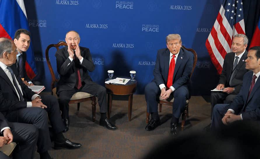 Почти 70 россиян рассматривают часовую встречу Путина с Трампом на Аляске как значимое и успешное событие ВЦИОМ Главным позитивным итогом переговоров для россиян оказалось само их проведение и факт личной встречи президентов При этом важными моментами также назывались поведение и выступление Путина его твердая позиция подчеркнутое взаимоуважение и атмосфера разговора на равных 53 опрошенных уверены что переговоры приблизили завершение войны Гуд Афтенун Новости