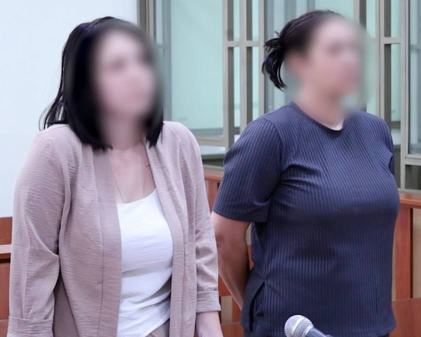 Мать и дочь из Севастополя получили по 12 лет колонии за госизмену. Они фотографировали объекты ВС России и через мессенджер сливали кадры противникам. Женщины будут отбывать наказание в исправительной колонии общего режима, сообщили в прокуратуре Севастополя.