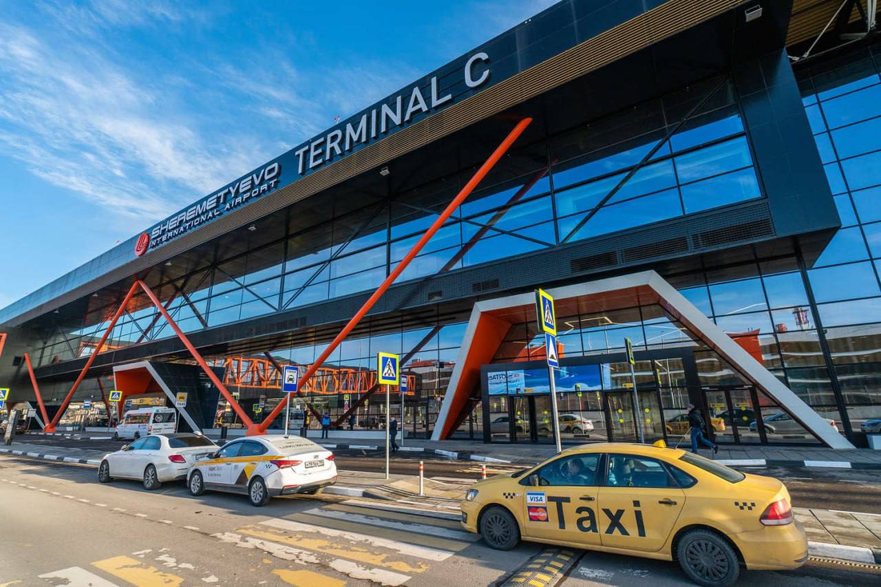 В аэропорту Шереметьево арестовали преступную группировку, похищавшую деньги у военнослужащих За решетку отправились 23 человека, среди которых есть таксисты и пятеро полицейских патрульно-постовой службы. По данным следователей, злодеи систематически обманывали военнослужащих, возвращающихся из зоны СВО. В зоне прилета к ним подходили таксисты и предлагали поездку по обычной цене, однако в пути её стоимость увеличивалась в разы. Иногда потенциальных жертв угощали алкоголем, после чего они теряли бдительность. У одного из пострадавших так украли с банковской карты 615 тыс. рублей. Полицейские из аэропорта, по версии правоохранителей, активно участвовали в преступной схеме. Двое ППСников помогали таксистам в поиске целей, а один из оперативников отказывал пострадавшим в приеме заявлений и возбуждении дел. Обвиняемым грозит до 10 лет лишения свободы.