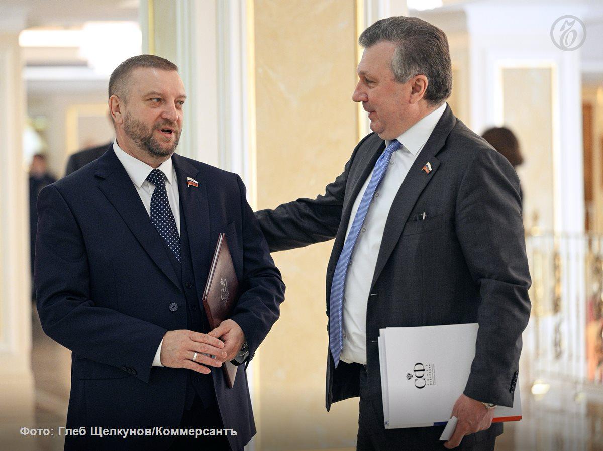Один из трех ветеранов СВО в Совфеде — курский сенатор Алексей Кондратьев на фото слева — после сентябрьских выборов сменит регион, от которого будет делегирован в верхнюю палату. По данным «Ъ», полковник вернется в родную Тамбовскую область, которой руководит его однокурсник по кадровой программе «Время героев» Евгений Первышов. В 2015–2020 годах господин Кондратьев уже представлял этот субъект в СФ, но уступил мандат нынешнему вице-спикеру Госдумы Александру Бабакову. По итогам сентябрьских выборов число ветеранов СВО в верхней палате может вырасти. По данным «Ъ», на место сенатора от исполнительной власти Иркутской области, которое сейчас занимает Андрей Чернышев, рассматривается сапер штурмового отделения 1442-го мотострелкового полка 6-й мотострелковой дивизии Сергей Степанов, воюющий на Часов-Ярском направлении. #Ъузнал