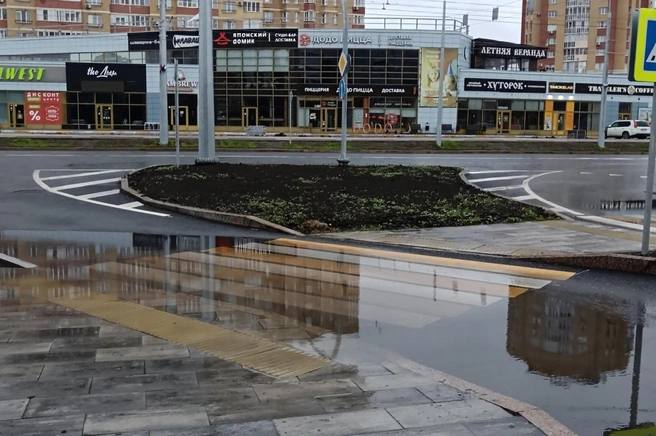 На недавно открытом бульваре Архитекторов из-за луж нельзя спокойно перейти дорогу.  Проблема возникла на пешеходниках у остановки «Поворотная» и около перекрестка с Комарова.    В мэрии нам сообщили, что во время реконструкции бульвар оборудовали новой ливневой канализацией. Если найдут нарушения — подрядчик их устранит.  — Проезжая часть — сухая, колодцы чистые, вода уходит. Сейчас на объекте работает приемочная комиссия. Если у нее возникнут замечания, строители буду обязаны устранить их за свой счет. В том числе, речь идет и об этом участке пешеходного перехода.  Фото: Типичный Омск, Авто Омск    — Я даже не удивлен!   — Не вижу никаких проблем..  ⏹