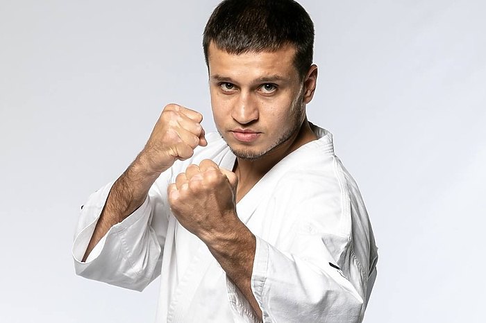 В Екатеринбурге умер известный спортсмен В Екатеринбурге после тяжелой болезни умер 36 летний спортсмен и тренер по киокушинкай Лаша Габараев Об этом сообщили в пресс службе Академии единоборств РМК Лаша столкнулся с одной из самых страшных болезней и долгое время боролся за свою жизнь Вместе с ним этот тяжелый путь прошли многие из вас помогали в лечении поддерживали словом и делом Лаша стал тренером Академии единоборств РМК в день открытия и всегда полностью отдавался своей работе с детьми и взрослыми Именно человеком дела мы навсегда запомним нашего сенсея сообщили там Двукратному чемпиону России и Европы по карате было 36 лет Как сообщил в беседе с КП Екатеринбург президент карате кекусинкай по Свердловской области Андрей Чирков два года Лаша боролся с лейкозом В Германии спортсмену пересадили костный мозг Он прошел курс химии но потом вновь случился рецидив У Лаши Габараева остался семилетний сынишка uralweb ru