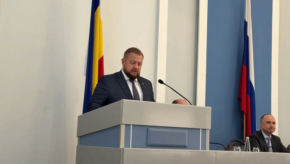Валентина Кукина избрали главой Батайска - чиновник исполнял обязанности главы два месяца. Второй кандидат, Сергей Давыдыч, заранее уведомил о своем отсутствии и попросил рассмотреть его кандидатуру заочно, сообщили в местной администрации. «Работать буду честно, внимательно и с полной отдачей. Не за галочки в отчетах, а за то, чтобы в городе действительно стало лучше», - заявил в своем Telegram-канале Валентин Кукин. Фото - администрация Батайска Подписаться Прислать новость