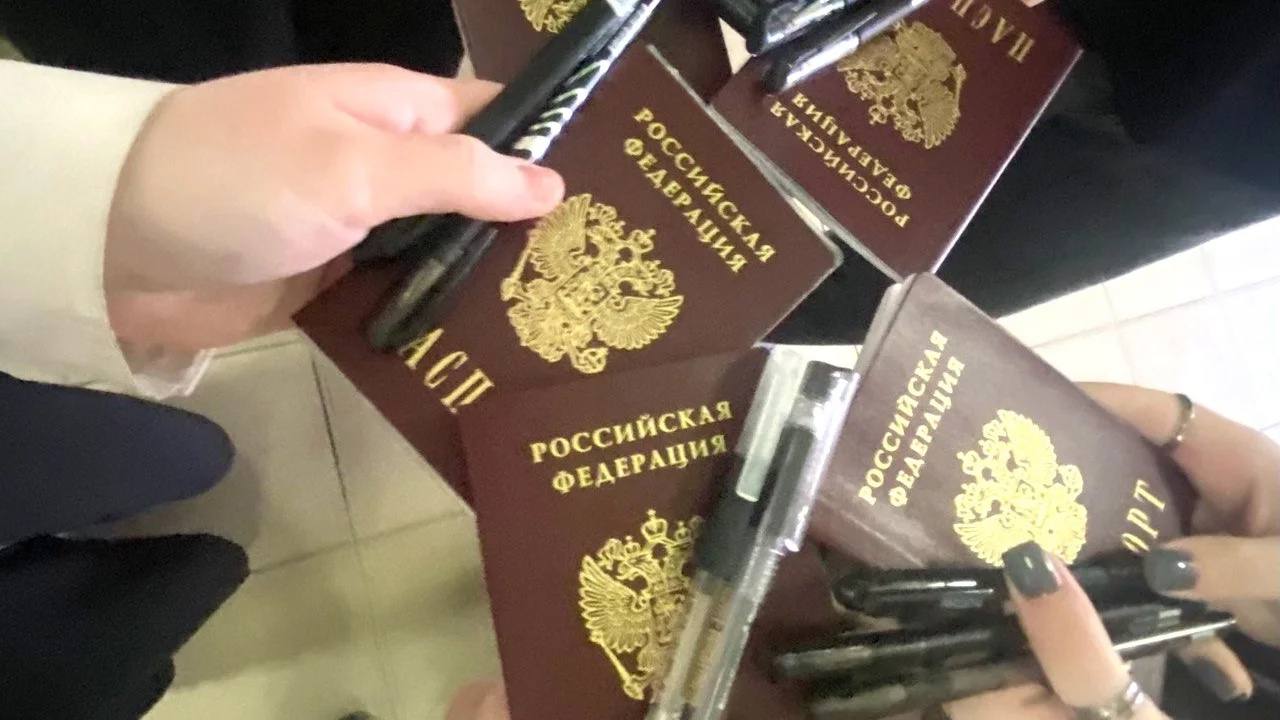  В Челябинской области 42 тысячи девятиклассников сдают ОГЭ по русскому языку На Южном Урале ученики 9-х классов сейчас приступят к сдаче государственной итоговой аттестации ГИА по русскому языку. 37,2 тысячи сдадут экзамен в форме основного государственного экзамена ОГЭ , а свыше 5 тысяч в форме государственного выпускного экзамена ГВЭ . Для проведения ОГЭ по русскому языку организовано 205 пунктов проведения экзаменов: большая часть из них расположены в общеобразовательных учреждениях. Кроме того, организованы пункты на дому, в лечебно-профилактических учреждениях и при исправительных учреждениях уголовно-исправительной системы . Экзаменационная работа по русскому языку начнется в 10:00. Она рассчитана на 3 часа 55 минут и включает три части с заданиями различной сложности: написание сжатого изложения, выполнение заданий с кратким ответом и сочинение на основе прочитанного текста. Участникам экзамена разрешено пользоваться орфографическими словарями, которые им выдадут в аудитории. Результаты ГИА по русскому языку будут опубликованы в Челябинской области не позднее 24 июня. ФОТО: ГТРК "Южный Урал" Вести Южный Урал Челябинск