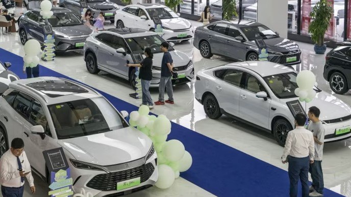 BYD не выполнила прогнозы квартальной прибыли из за жестких мер по платежам поставщиков Лидер рынка электромобилей Китая BYD отчитался о более низкой чем ожидалось прибыли за второй квартал что обусловлено мерами Пекина по ограничению агрессивной практики предоставления скидок и долгосрочных платежей поставщикам Первое снижение квартальной прибыли группы за более чем три года связано с замедлением роста китайского рынка электромобилей Шэньчжэньский автопроизводитель конкурирующий с Tesla за звание ведущего мирового производителя электромобилей рассматривает возможность дальнейшего расширения за рубежом Чистая прибыль BYD упала почти на 30 до 6 4 млрд юаней 897 млн долларов США не оправдав ожиданий аналитиков в 10 7 млрд юаней Автопроизводитель зафиксировал рост выручки на 14 в годовом исчислении до 201 млрд юаней за три месяца что ниже консенсус прогноза в 220 млрд юаней Валовая прибыль во втором квартале снизилась до 16 3 с 18 7 годом ранее поскольку компания была вынуждена изменить свою практику расчетов с поставщиками В июне компания BYD пообещала сократить сроки оплаты поставщикам более чем вдвое до 60 дней после того как китайские регулирующие органы предостерегли десяток китайских автопроизводителей от агрессивного снижения цен и роста неоплаченных счетов BYD давно подвергается критике со стороны поставщиков за длительные сроки оплаты и выпуск векселей в качестве альтернативы наличным деньгам За пределами конкурентного внутреннего рынка BYD демонстрирует более высокие темпы роста за рубежом За первые семь месяцев года зарубежные продажи электромобилей и подключаемых гибридов концерна выросли более чем вдвое достигнув 550 000 единиц Источник FT chinastocksnet Если полезно поставьте лайк BYD