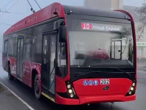 Первая партия новых троллейбусов курсирует по маршрутам Калуги В Калуге на свои маршруты вышли новые троллейбусы сообщил губернатор региона Владислав Шапша На 1 и 17 маршрутах транспорт проходит обкатку а на 10 вышли три новые единицы Из преимуществ нового транспорта отметили мягкий ход и низкий уровень шума Также салон троллейбусов оснащён системой климат контроля электронным табло и системой видеонаблюдения с учётом пассажиропотока http gtrk kaluga ru news obschestvo news 58741