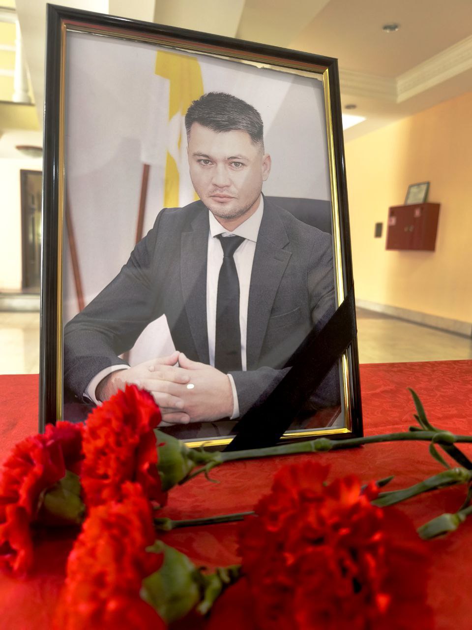 Схему убийства вице-мэра Ставрополя Заура Гурциева раскрыли в ФСБ  По данным ведомства, украинские кураторы обманом заставили исполнителя теракта перевести им деньги. После злоумышленники представились сотрудниками ФСБ и сообщили, что средства пошли на нужды ВСУ, а на него возбуждено уголовное дело.  Куратор сообщил, что мужчина должен выполнить несколько поручений, чтобы обелить преступление.   "28 мая текущего года он при сближении с заместителем мэра, был подорван. СВУ было замаскировано в нагрудной сумке. Сам исполнитель думал, что в ней находится диктофон",  — добавили в ФСБ.  Напомним, вице-мэр погиб в результате взрыва во дворе одного из домов на улице Чехова вечером 28 мая.   Фото - соцсети И. Ульянченко  Stavropol.Media