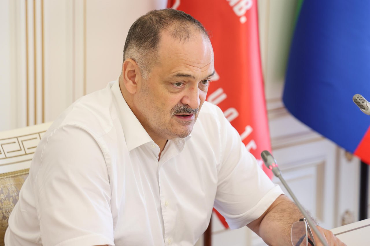 Сергей Меликов провел заседание межведомственной рабочей группы по вопросам обращения с ТКО. Глава Дагестана напомнил, что важным вопросом, который обсуждается на федеральном оперативном штабе на постоянной основе, является создание достаточного количества контейнерных площадок в субъектах. «Эффективная организация системы обращения с твердыми коммунальными отходами невозможна без консолидированной работы на всех уровнях власти. Мы стараемся всемерно оказывать помощь муниципалитетам. Но не всегда получаем эффективную отдачу. По-прежнему одной из главных проблем является искажение информации о количестве контейнеров в отчетах муниципалитетов. Почти во всех районах и городах республики на сегодняшний день сохраняется потребность в создании контейнерных площадок. На прошлом оперштабе по ТКО были даны ответы на все вопросы, связанные с созданием площадок. Министр финансов республики доложил об имеющихся бюджетных возможностях всех муниципальных образований. Вопросов, связанных с финансированием, у муниципалитетов быть не должно», - сказал глава региона. Глава региона подчеркнул: без контейнерных площадок, без места, куда можно собирать бытовые отходы, говорить о чистоте и экологическом благополучии населенных пунктов невозможно. Он отметил, что ведется работа по созданию необходимой инфраструктуры по обращению с ТКО. Так, построен полигон в Кумторкалинском районе, ведется строительство еще 5 объектов. Источник: АГиП РД