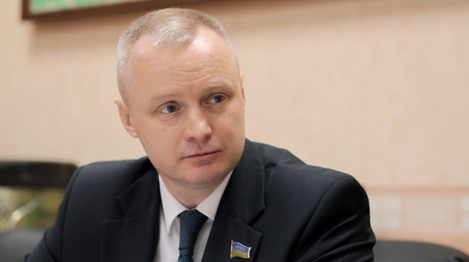 Новым мэром Пыть-Яха стал депутат думы Югры Сергей Елишев Всего в выборах участвовали пять кандидатов. Во второй тур прошли Сергей Елишев и консультант окружной думы Антон Тимошенко. Большинством голосов депутаты гордумы поддержали кандидатуру Елишева. За него проголосовали 19 человек из 20. Инаугурация нового мэра состоится 23 мая. Предыдущий глава Пыть-Яха Дмитрий Горбунов подал в отставку после приезда губернатора ХМАО Руслана Кухарука. Он занимал пост 1,5 года. В отсутствии мэра обязанности главы города временно исполнял его заместитель Олег Иревлин. Выборный