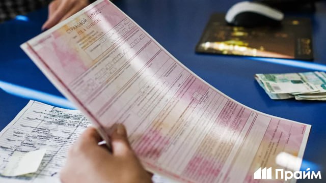 Почему полис ОСАГО в 2026 году подешевел для некоторых водителей В этом году стоимость ОСАГО стала ещё сильнее зависеть от стиля вождения рассказал Прайм эксперт по страхованию Ярослав Остудин Для аккуратных водителей полисы подешевели тогда как для других категорий автовладельцев цены наоборот выросли Кому ОСАГО подешевело водителям со стажем тем у кого низкий коэффициент бонус малус КБМ автомобилистам с безаварийной историей В среднем такие водители увидели снижение цены примерно на 5 Кому стало дороже новичкам 1 5 водителям с высоким КБМ 4 полисам без ограничения круга лиц до 30 Почему так происходит Ключевой фактор КБМ который отражает аварийность Его диапазон от 0 46 до 3 92 поэтому аккуратный водитель может платить в разы меньше чем тот кто часто попадает в ДТП Фактически безаварийная езда почти единственный реальный способ снизить стоимость ОСАГО Дополнительно влияет и рынок тарифы регулирует Банк России с декабря 2025 года тарифный коридор расширен на 15 страховые получили больше свободы в формировании цен Важно помнить все коэффициенты одинаковы у всех страховых а вот базовые тарифы разные отсюда разброс цен При выборе ОСАГО стоит смотреть не только на цену но и на скорость выплат условия ремонта партнёрские СТО процент отказов рейтинг Банка России по жалобам Подписывайтесь на ПРАЙМ в MAX