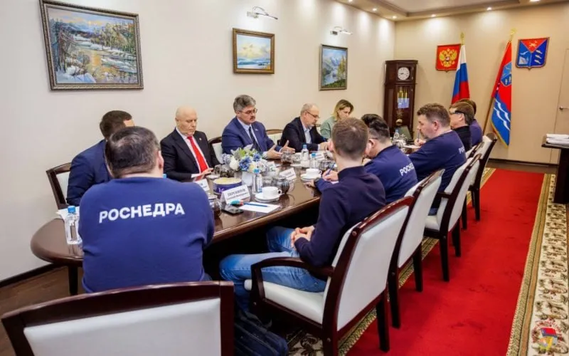 В Магаданской области обсудили проблемы россыпной добычи Представители Роснедр и депутаты Магаданской областной думы обсудили ключевые вопросы развития россыпной золотодобычи в регионе Основные проблемы сложная и длительная процедура постановки на баланс техногенных россыпей риск сдвига работ на следующий сезон из за сроков согласований Отдельное внимание законопроект о рекультивационных фондах нагрузка на артели может составить до 1 8 млрд руб авансовых платежей участники считают это существенным риском для отрасли Предложения рассчитывать взносы исходя из стоимости конкретного проекта вводить поэтапное финансирование рассмотреть создание регионального фонда под контролем Роснедр Полные новости о форуме МАЙНЕКС Дальний Восток и других обсуждениях в читайте на сайте По итогам встречи стороны договорились провести в регионе отдельный семинар по правоприменительной практике и новым требованиям Магадан Россыпи МайнексДальнийВосток Роснедра Регулирование