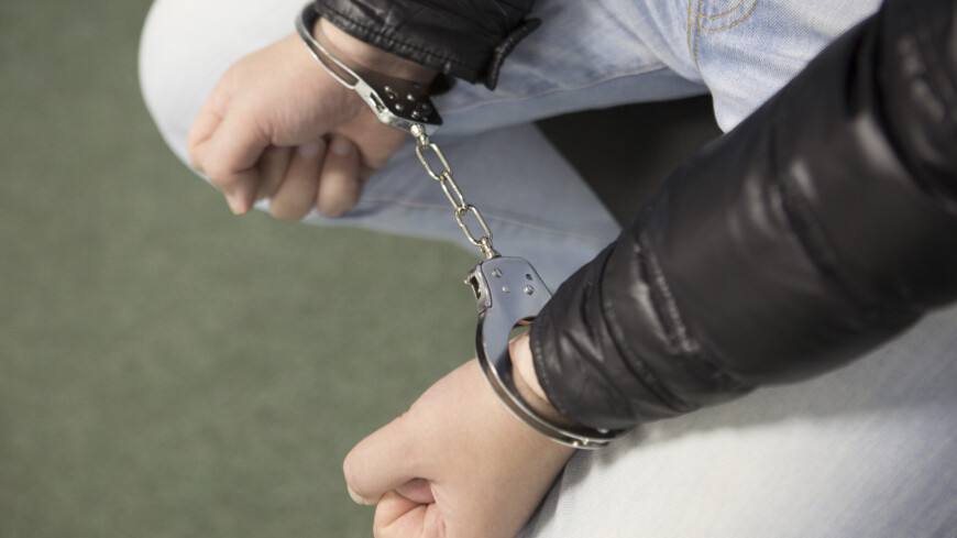 В Калге полицейские задержали подозреваемого в краже который вывез похищенное имущество на детской коляске Злоумышленнику понадобилось несколько дней чтобы вывезти украденное  В пункт полиции по Калганскому району МО МВД России Приаргунский поступило заявление от местной жительницы о том что из дачного дома неизвестные похитили кухонный гарнитур автомобильный подогреватель и кресло кровать Материальный ущерб был оценен на сумму свыше 25 тысяч рублей Прибывшие на место сотрудники полиции установили что потерпевшая живет в другой квартире а на даче появляется редко чтобы проверить дом Так спустя некоторое время посетив жилище женщина обнаружила следы взлома В результате комплекса оперативно розыскных мероприятий полицейские установили и задержали подозреваемого Им оказался ранее судимый 23 летний местный житель Выяснилось что злоумышленник обратил внимание что владелец дома длительное время отсутствует в жилище Тогда подозреваемый в ночное время взломал замок входной двери и за несколько дней вывез похищенное к себе на старой детской коляске Кухонный гарнитур злоумышленник установил в своем доме а остальное намеревался продать Возбуждено уголовное дело по части 3 статьи 158 УК РФ Подозреваемому избрана мера пресечения в виде подписки о невыезде и надлежащем поведении Похищенное имущество изъято сотрудниками полиции по месту жительства злоумышленника Подписывайтесь на наши страницы в Telegram MAX VK