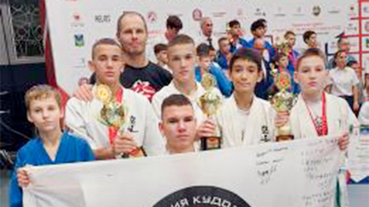 Комсомольчане отобрались на первенство России по кудо 8 ноября во Владивостоке прошло первенство ДФО и чемпионат Приморского края по кудо В числе участников были кудоисты комсомольского клуба Хокутоки они показали отличные результаты Тимур Джагиев стал победителем в своей весовой категории а Степан Никандров и Марат Джагиев завоевали вторые места В декабре эти спортсмены будут отстаивать честь Хабаровского края на всероссийских соревнованиях в Москве Komcity в Max Афиша в Max