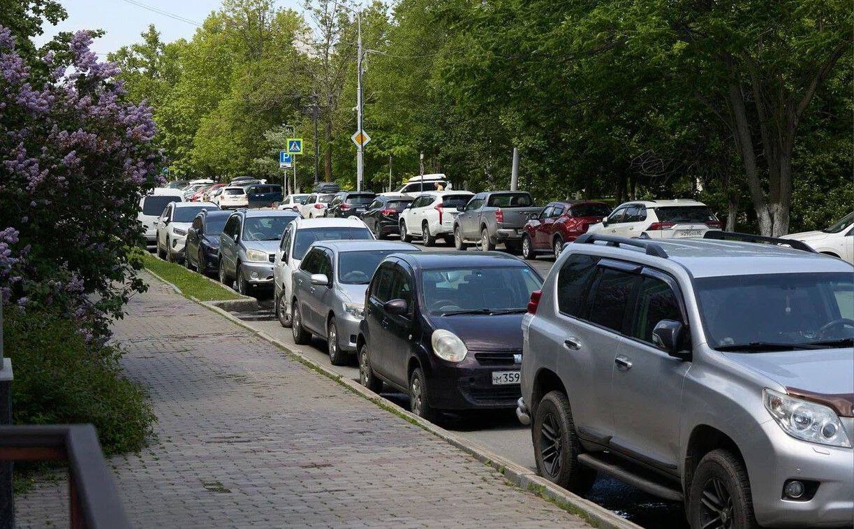 В центре Южно-Сахалинска начали готовить инфраструктуру для первой платной парковки   Она расположится на улице Дзержинского от Коммунистического проспекта до улицы Антона Буюклы.  Здесь уже провели линию электропередачи для подключения камер, а также подготовили основания под два паркомата.  Также установлены стойки для дорожных знаков, они появятся перед запуском проекта.  В ближайшее время приступят к нанесению разметки. Она будет в синем цвете.   Пока оставлять транспортные средства можно как обычно - проект запустят к середине июля.   Точную дату власти опубликуют дополнительно в СМИ и соцсетях, сообщает мэрия.