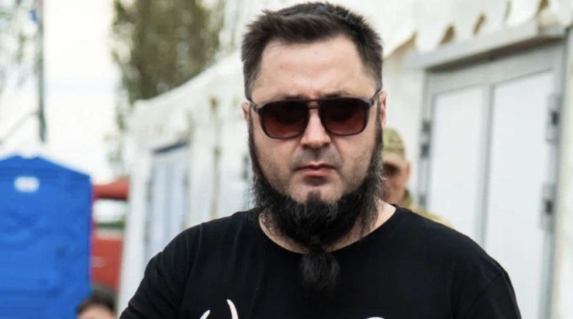Суд в Украине заочно приговорил блогера Акима Апачева к 12 годам лишения свободы за участие в мероприятиях в поддержку России Винницкий городской суд также запретил Апачеву настоящее имя — Аким Гасанов занимать должности, связанные с организацией и проведением мероприятий политического характера, в течение 15 лет, сообщает ТАСС. Кроме того, с блогера постановлено взыскать в пользу Украины 437 долларов 18 174 гривны по текущему курсу Нацбанка Украины на «траты за проведение экспертиз». В государственный и международный розыск Апачев был объявлен 24 сентября 2024 года. Ему были предъявлены обвинения по четырем статьям Уголовного кодекса Украины, в том числе о посягательстве на территориальную целостность страны, коллаборационизме и поддержке действий России Апачев родился в Мариуполе, в 2019 году получил российское гражданство