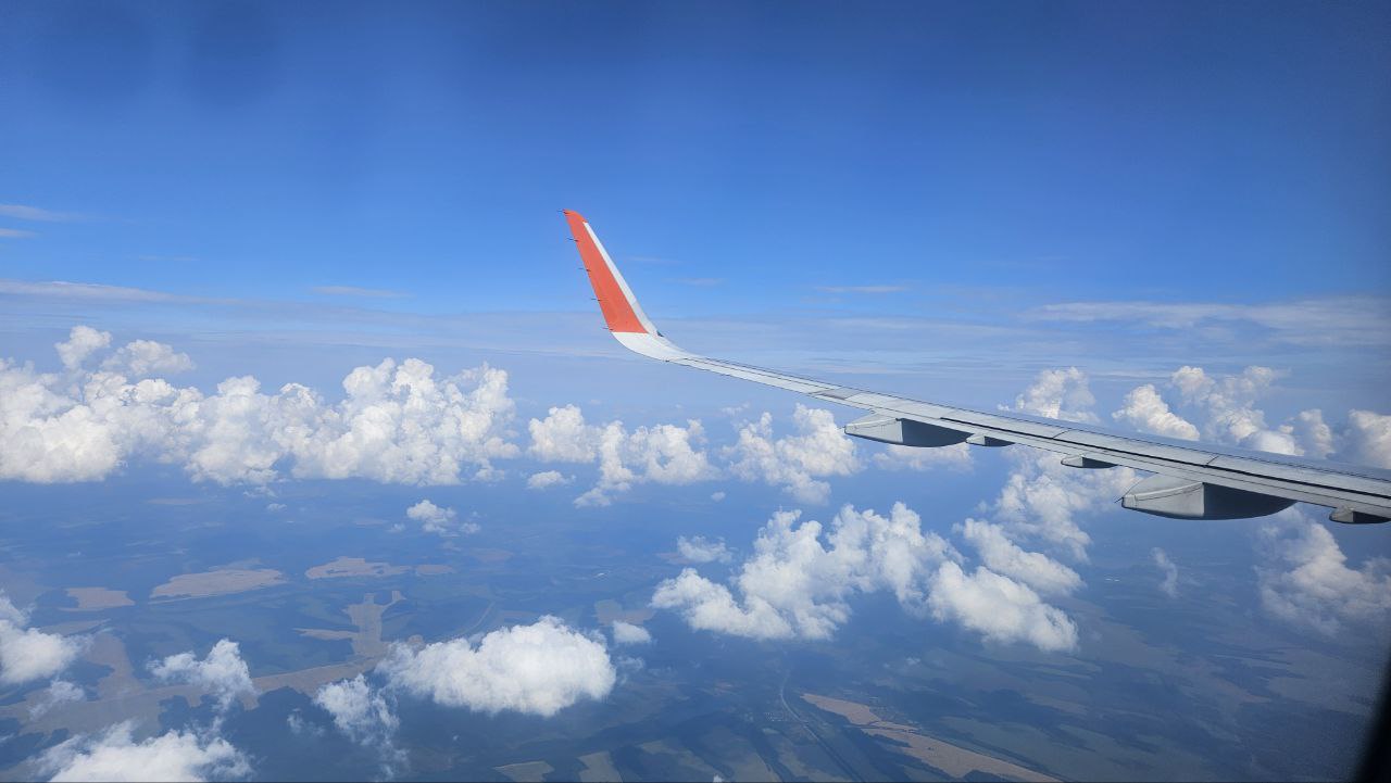 Рейсы из Перми в Ярославль и Сухум запустят в новогодние праздники Авиакомпания РусЛайн выполнит дополнительные рейсы из Перми в Ярославль и Сухум в период новогодних каникул Об этом РБК Пермь сообщила пресс служба в авиаперевозчика Рейсы по маршруту Пермь Ярославль Пермь запланированы на 6 и 8 января полёты в Сухум и обратно на 3 4 10 и 11 января Перевозки будут осуществляться на 50 местных самолётах Bombardier CRJ100 200 Время в пути до Ярославля составит 1 час 45 минут до Сухума 3 часа 25 минут Стоимость билетов в одну сторону начинается от 3 5 тыс руб и 8 6 тыс руб соответственно rbc perm