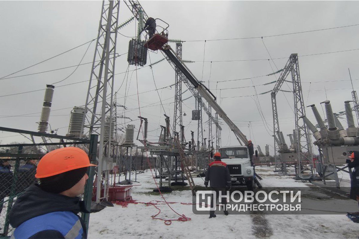 Восстановление линий электропередач Дубоссарской ГЭС осложняется погодными условиями идет дождь обмерзание проводов и конструкций люди работают на ветру В настоящий момент мы провели все подготовительные мероприятия для безопасного выполнения работ Подстанция Дубоссарской ГЭС полностью обесточена при этом третий гидрогенератор продолжает работать для обеспечения работоспособности оборудования станции Ведутся работы по восстановлению линий Дубоссары 1 Дубоссарская ГЭС и Дубоссары 2 Дубоссарская ГЭС рассказал главный инженер Алексей Саламатин Нас сейчас ограничивают погодные условия идёт дождь происходит обмерзание проводов и конструкций Работы ведутся на высоте на ветру и в холодных условиях Тем не менее мы рассчитываем до конца суток восстановить обе линии и вывести станцию на штатный режим работы отметил он
