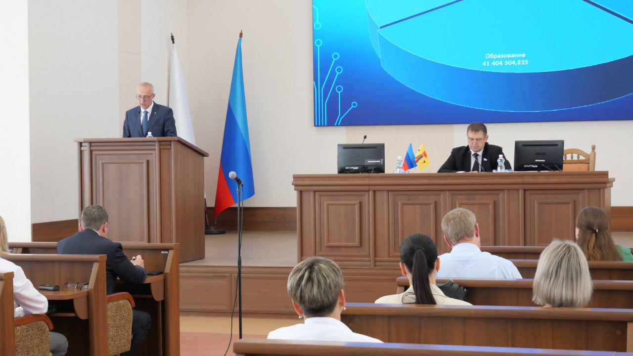 Поступления в бюджет ЛНР в минувшем году составили более 165 млрд руб., плановые показатели перевыполнены Об этом в ходе публичных слушаний по проекту закона «Об исполнении бюджета ЛНР за 2024 год» сообщил министр финансов Республики Евгений Мануйлов «В 2024 году в бюджет Луганской Народной Республики поступили 165,3 млрд руб. - это 103,2% от плановых показателей, что на 5,1 млрд руб. больше уточненных показателей», - проинформировал он. Глава ведомства добавил, что наибольший объем в сумме налоговых и неналоговых доходов бюджета Республики составляют налоговые доходы - 93,2%. «Доходы бюджета ЛНР в 2024 году сформированы на 33,7% из налоговых и неналоговых доходов и на 66,3% из безвозмездных поступлений. Получается, что бюджет в 2024 году был окупаемым на 33,7%. В основном все безвозмездные поступления - это поддержка федерального бюджета», - констатировал Евгений Мануйлов. По материалам ЛИЦ