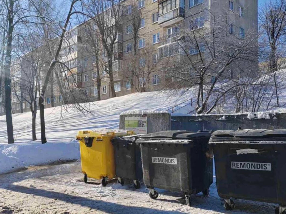 ЖКХ Минска опровергло фейки о мусорном коллапсе В столице зарегистрированы лишь единичные случаи сбоев в вывозе мусора вызванные сложными погодными условиями и неправильно припаркованными автомобилями Специалисты Минского городского жилищного хозяйства подтвердили что сбои имели кратковременный характер и ситуация полностью контролируется Мусор скопившийся в некоторых районах уже вывезен а контейнерные площадки очищены ЖКХ продолжает мониторинг ситуации и просит жителей получать информацию только из официальных источников Разговоры на кухне