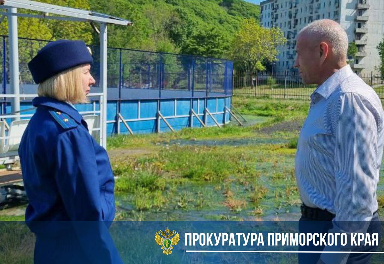 В Фокино произошел порыв на сетях горячего водоснабжения. Прокуратура проводит проверку В соцсетях сообщали о течи горячей воды на территории образовательного учреждения в районе дома №13 по улице Усатого. На место вызван директор обслуживающей организации. Завершение работ по замене аварийного участка сети, ликвидация последствий аварии и перерасчет потребителям за коммунальную услугу на контроле прокуратуры. Фото: Прокуратура Приморья NakhodkaMedia Прислать новость