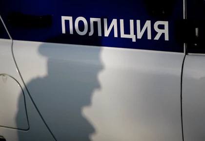 В Ростовской области поймали мужчину с похищенным у ребенка телефоном  Как уточнили в полиции, поиски начали после сообщения в соцсетях. Правоохранители обратили внимание на видео, в котором неизвестный подошел к ребенку, а потом ушел с гаджетом в неизвестном направлении.  - Сотрудники полиции нашли подозреваемого недалеко от места происшествия. Мобильный телефон вернули владельцу, - уточнили в МВД.  Сейчас подозреваемый задержан. Решается вопрос об избрании меры пресечения.   - Ростов   Прислать Новость