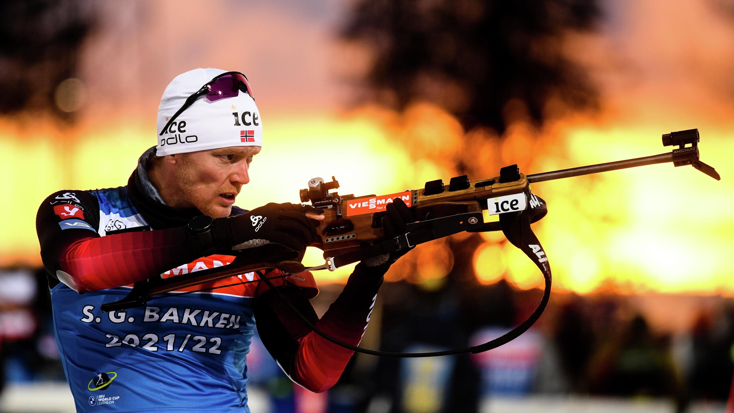 Норвежский биатлонист Сиверт Баккен умер в возрасте 27 лет сообщается на сайте Норвежской ассоциации биатлона Он был найден мертвым в своем гостиничном номере в итальянском горнолыжном курорте Лавацца Баккен является трехкратным чемпионом Европы