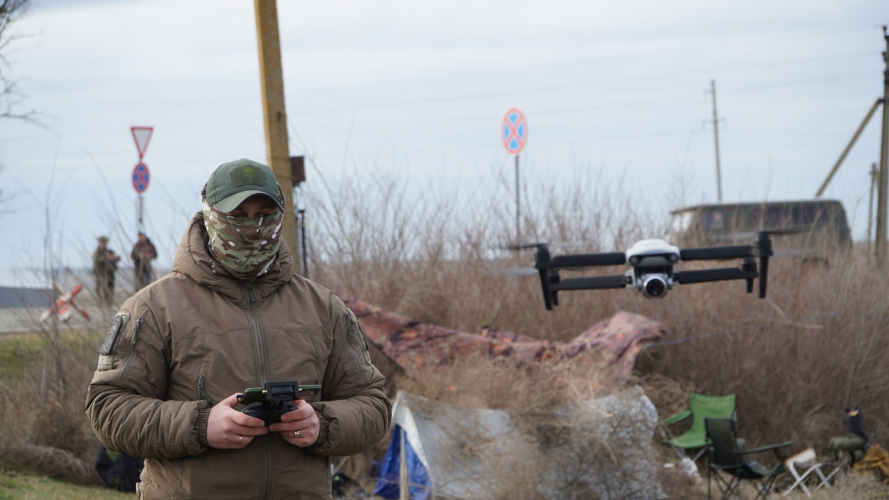 В Крыму расширили список бойцов СВО, имеющих право на земельный участок Депутаты Государственного Совета поддержали инициативу Главы Республики Крым Сергея Аксенова о расширении перечня категорий граждан, имеющих право на получение бесплатного земельного участка или единовременной выплаты в размере 1 млн рублей. «Теперь претендовать на такую меру могут, в том числе граждане, заключившие контракт с организациями, содействующими выполнению задач, возложенных на Вооружённые Силы России в рамках СВО: ветераны, инвалиды боевых действий, а также члены их семей», - пояснил председатель Госсовета Крыма Владимир Константинов. Помимо этого, действие закона теперь распространяется на лиц, которые заключили контракт с момента объявления частичной мобилизации в России, 21 сентября 2022 года, а не с момента вступления в силу принятого ранее закона Республики Крым, 27 августа 2024 года. Крым 24